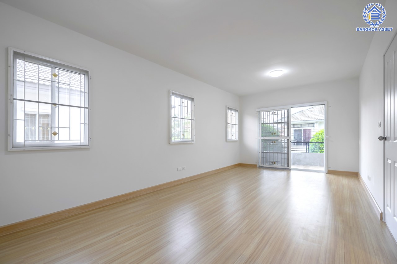 บ้านมือสองตกแต่งใหม่ ม.พฤกษาวิลเลจ10 พระราม5-บางใหญ่ เนื้อที่ 50.8 ตร.ว. ตอบโจทย์ทุกการอยู่อาศัย ฟังก์ชัน 3 ห้องนอน 2 ห้องน้ำ 1 ที่จอดรถ บรรยากาศเป็นส่วนตัว บนทำเลศักยภาพ เชื่อมต่อถนนกาญจนาภิเษก ใกล้เซ็นทรัลเวสต์เกต ทางด่วน และรถไฟฟ้า "สถานีตลาดบางใหญ่"...